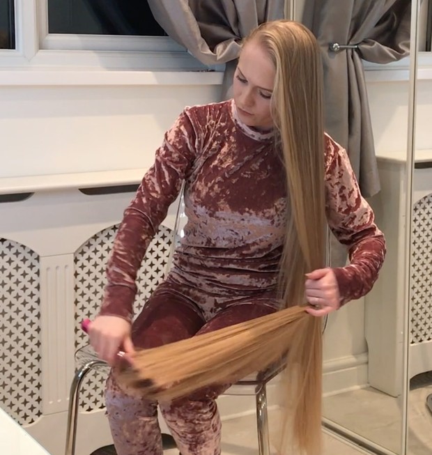 VIDEO - Supersilky blonde in chair 2