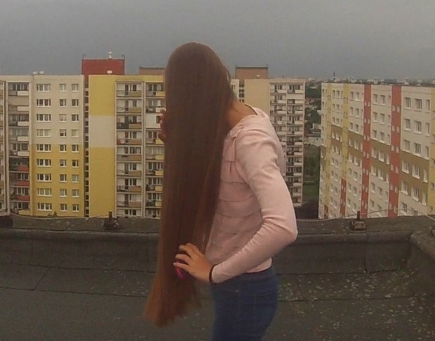 VIDEO - Perfect hip length hair buns