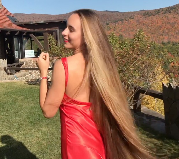VIDEO - Beautiful lady, beautiful nature