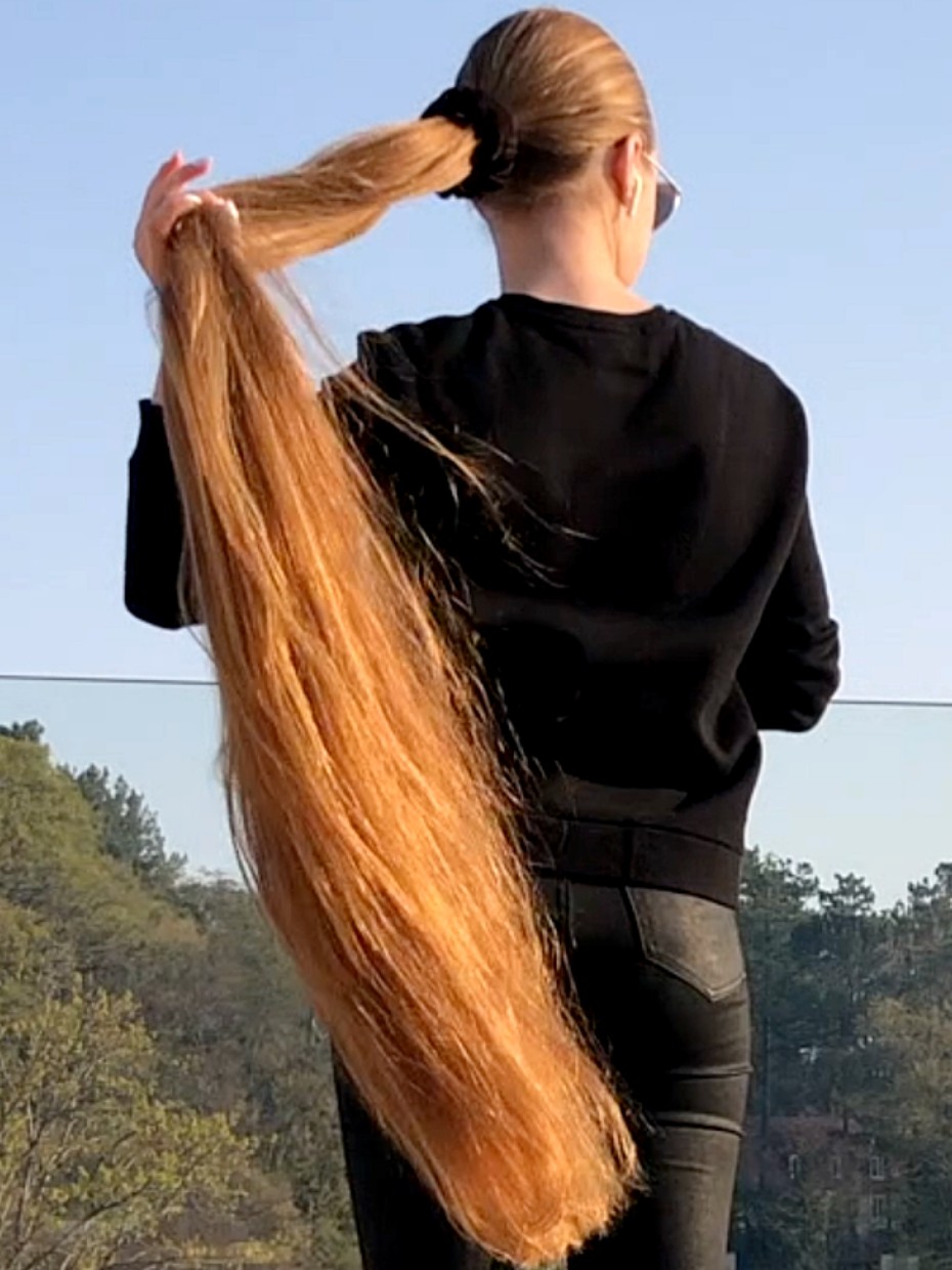 VIDEO - Super long hair in the wind - RealRapunzels