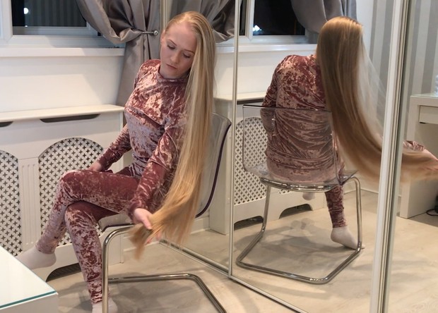 VIDEO - Supersilky blonde in chair