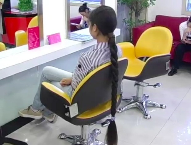 VIDEO - Chinese knee length hair in the studio