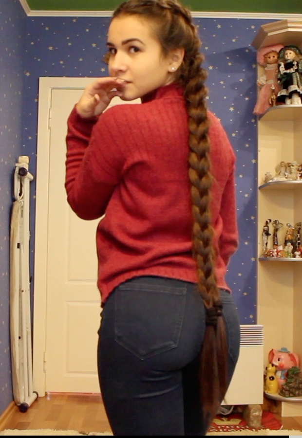 VIDEO - Long braids swinging