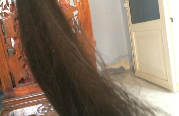 VIDEO - Beyond floor length hair play in sofa