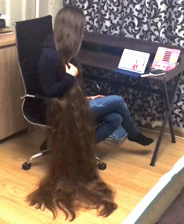 VIDEO - Rapunzel watching Rapunzel