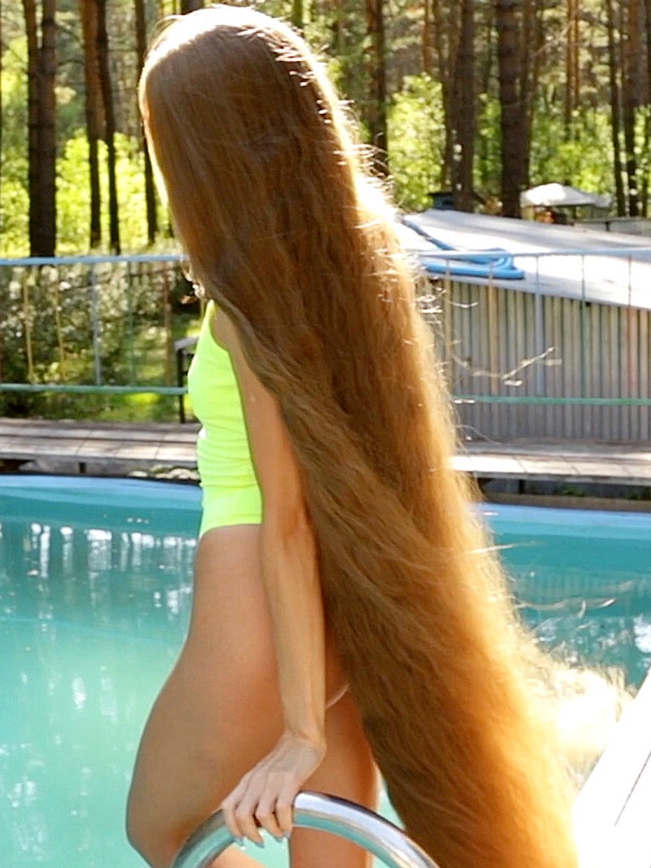 VIDEO - The long hair pool - RealRapunzels