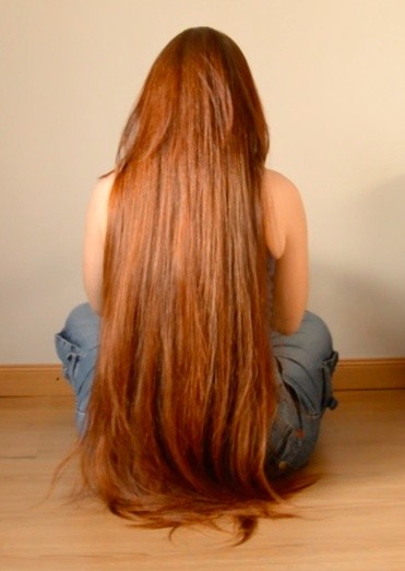 VIDEO - Thigh length hair play on the floor