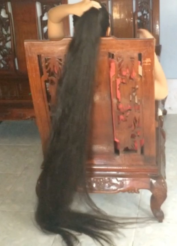 VIDEO - Beyond floor length hair play in sofa