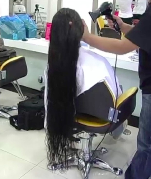 VIDEO - Chinese knee length hair in the studio