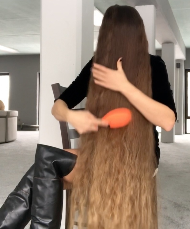 VIDEO - In front of her face 2