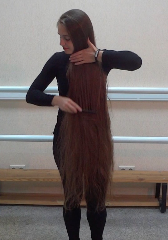 VIDEO - Knee length hair dancer