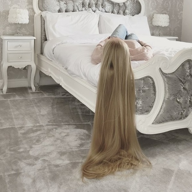 VIDEO - Knee length hair play in bed