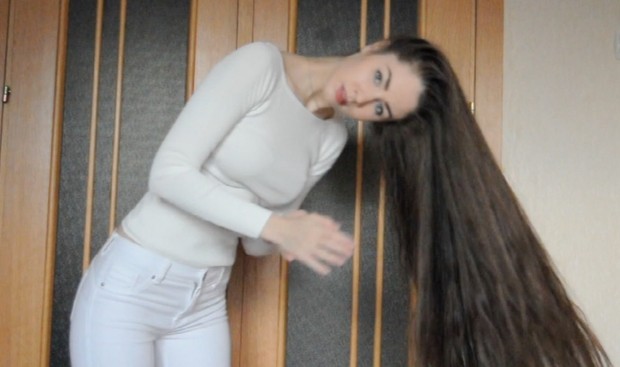 VIDEO - Thigh length hair drying and playing