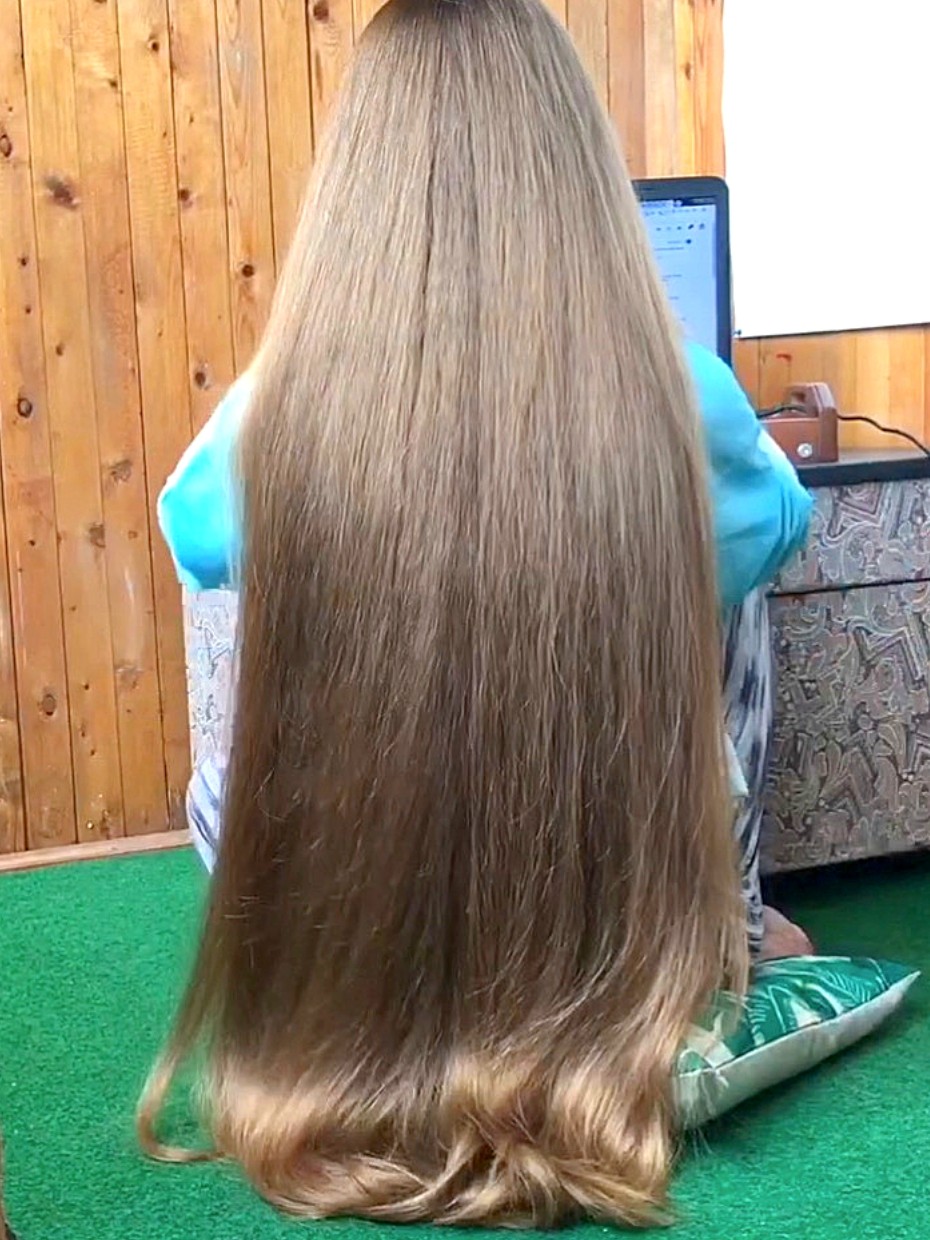 Video Orysya S Hair Play On The Floor Realrapunzels