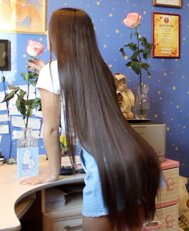 VIDEO - Diana´s hair play inside and outside