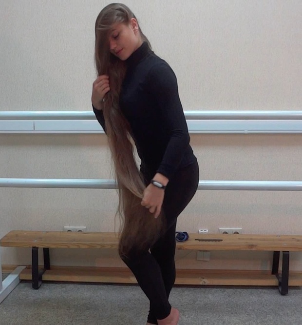 VIDEO - Knee length hair dancer