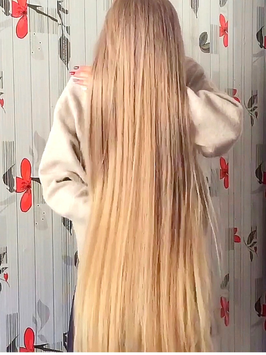 VIDEO - Christina's silky, long blonde hair - RealRapunzels