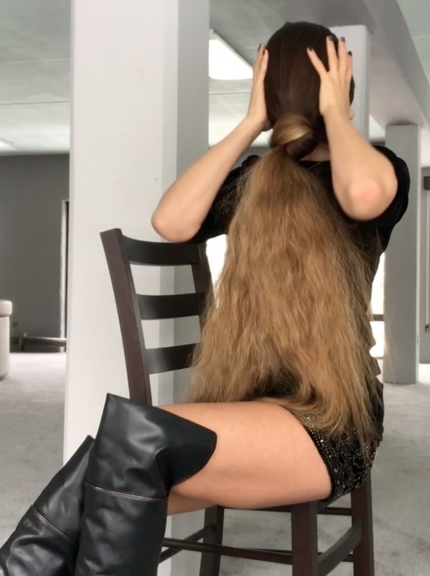 VIDEO - In front of her face 2