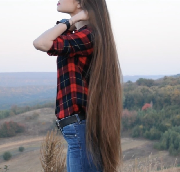 VIDEO - Thigh length hair show outside