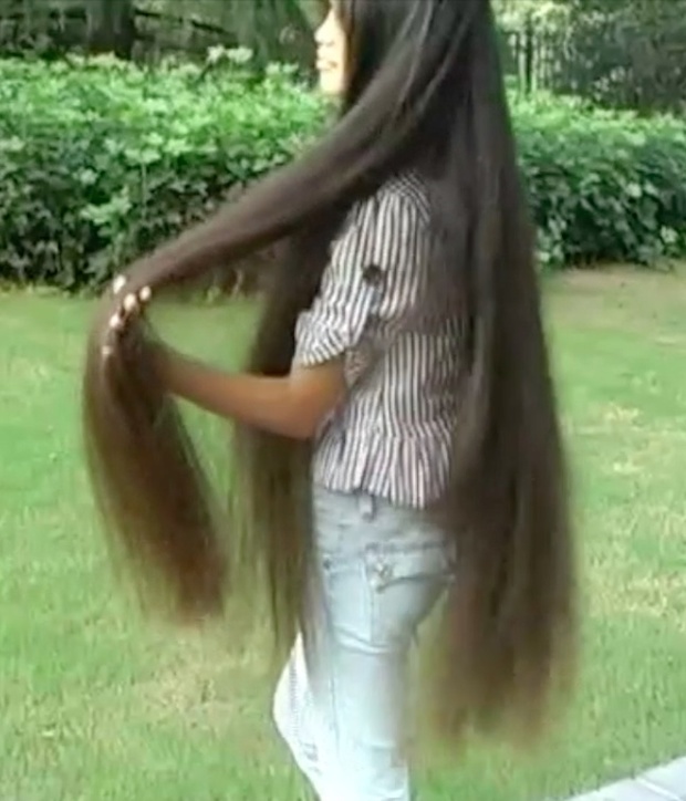 VIDEO - Chinese knee length hair play outside