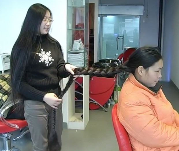 VIDEO - Chinese ankle length hair pampered with by classic length hair girl (part 1)