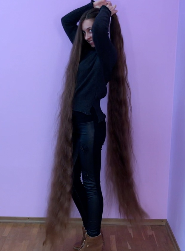 VIDEO - Floor length hair and buns