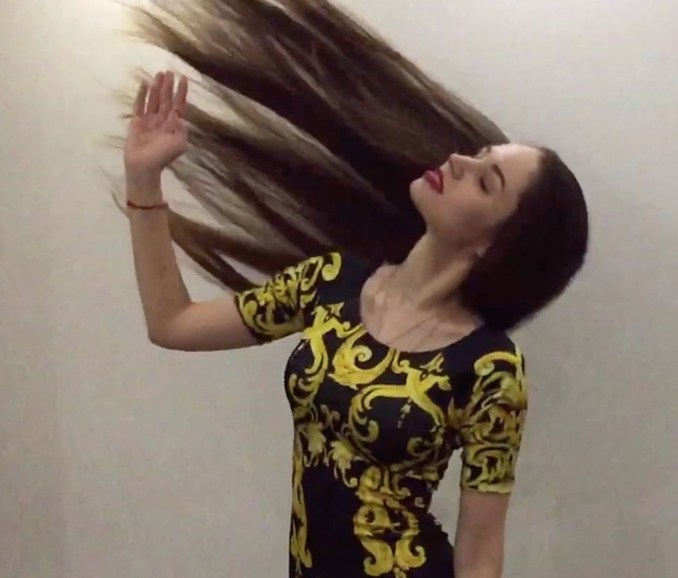 VIDEO - Thigh length brunette hair