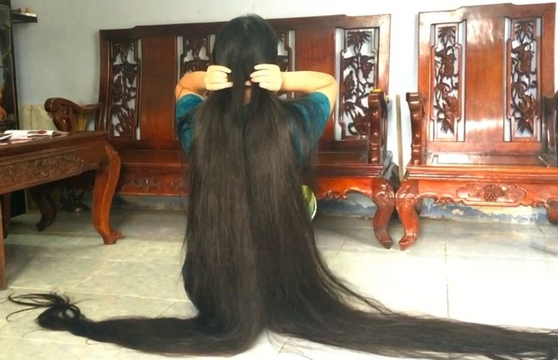 VIDEO - Floor length hair daily tasks