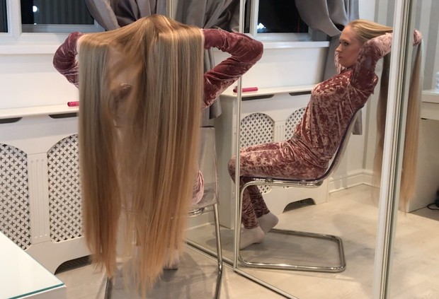 VIDEO - Supersilky blonde in chair