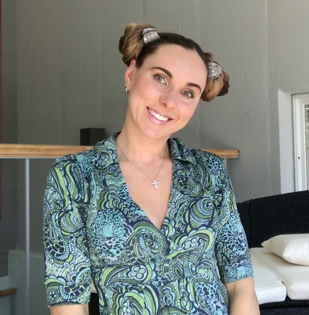 VIDEO - Rolled double buns