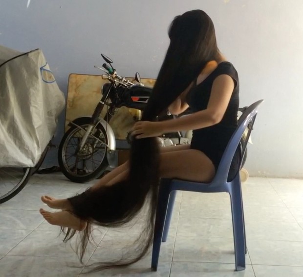 VIDEO - Beyond floor length hair play in chair