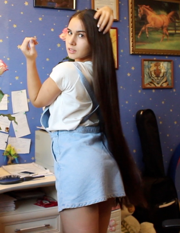 VIDEO - Diana´s hair play inside and outside
