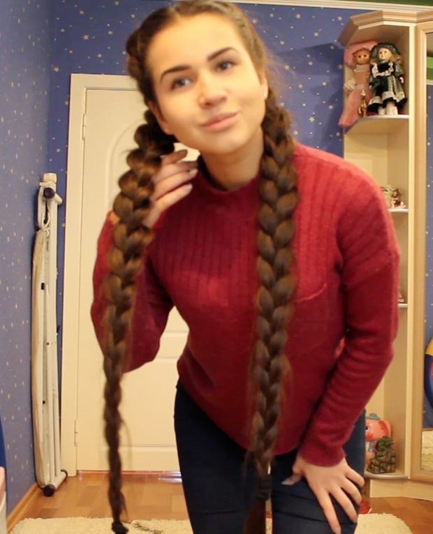 VIDEO - Long braids swinging