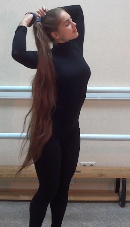 VIDEO - Knee length hair dancer