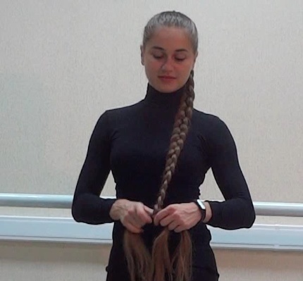 VIDEO - Knee length hair dancer