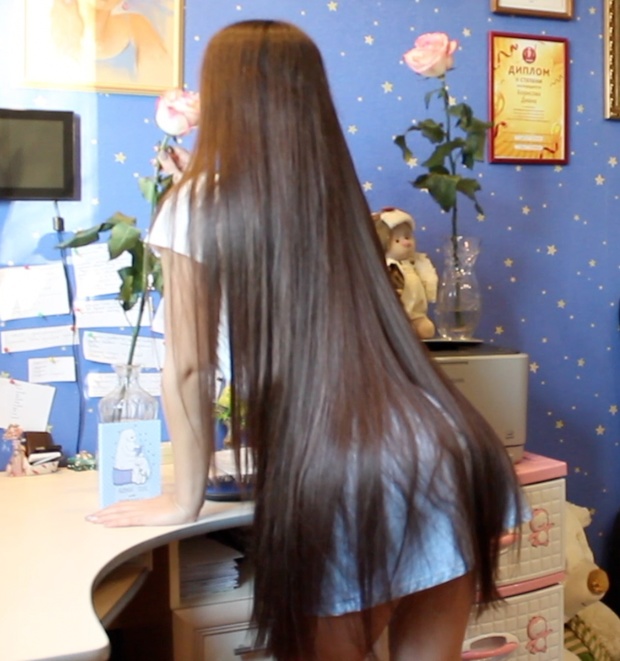 VIDEO - Diana´s hair play inside and outside