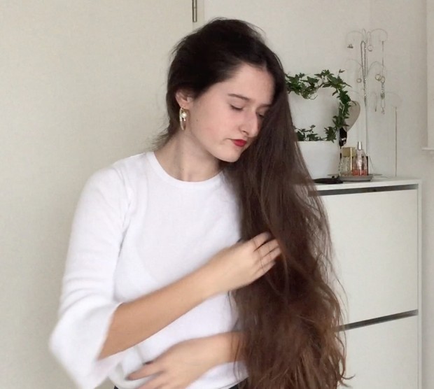 VIDEO - Young classic length brunette