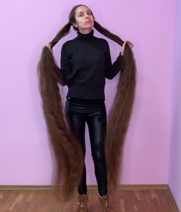 VIDEO - Floor length hair and buns