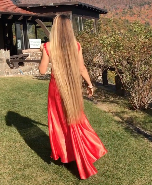 VIDEO - Beautiful lady, beautiful nature