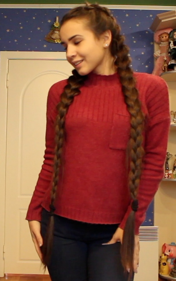 VIDEO - Long braids swinging