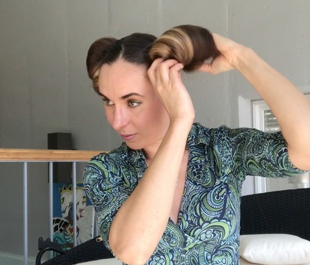 VIDEO - Rolled double buns