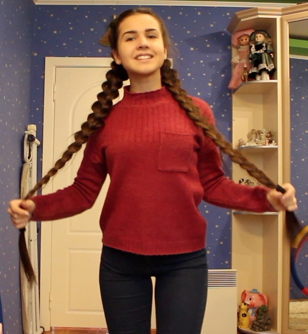 VIDEO - Long braids swinging