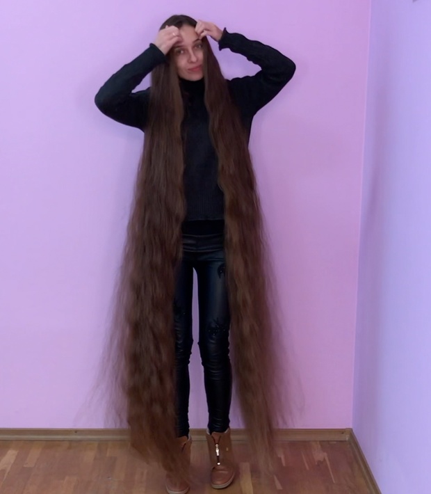 VIDEO - Floor length hair and buns