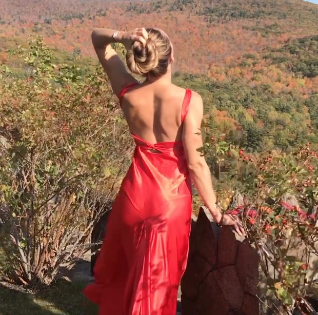 VIDEO - Beautiful lady, beautiful nature
