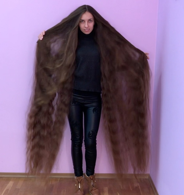 VIDEO - Floor length hair and buns