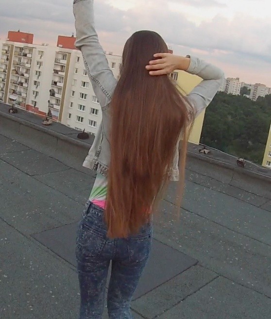 VIDEO - Perfect hip length hair play