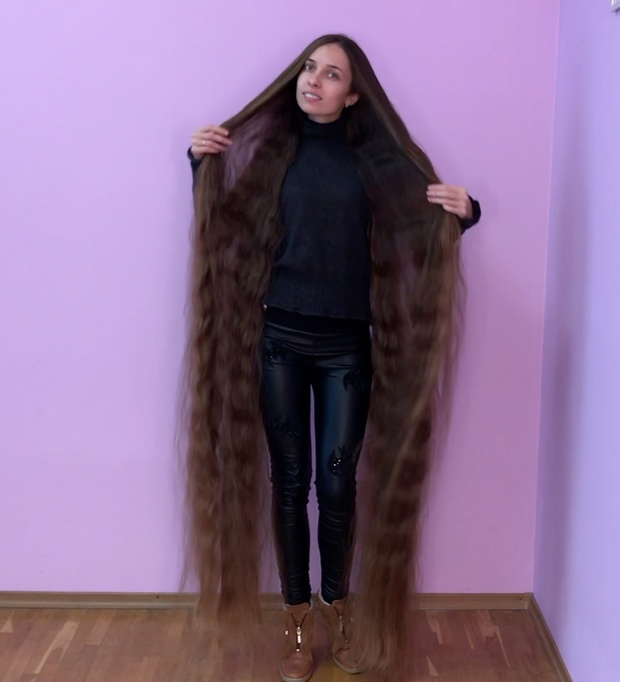 VIDEO - Floor length hair and buns