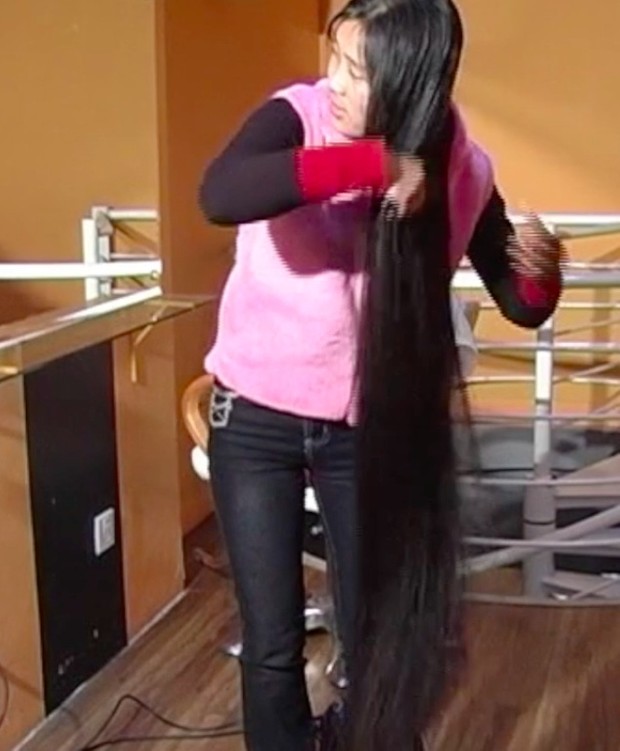 VIDEO - Chinese knee length hair wash and play