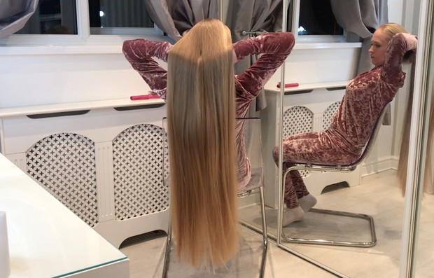 VIDEO - Supersilky blonde in chair