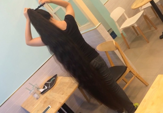 VIDEO - Beyond floor length hair play in cafe